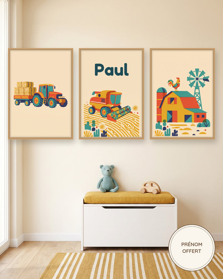 Lot de 3 affiches tracteur et ferme rétro : les 3 affiches encadrées dans une chambre de garçon, exemple avec prénom
