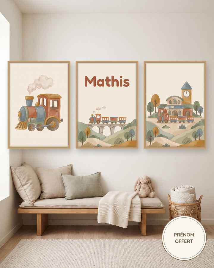 Lot de 3 affiches trains aquarelle : les 3 affiches encadrées dans une chambre de garçon, exemple avec prénom