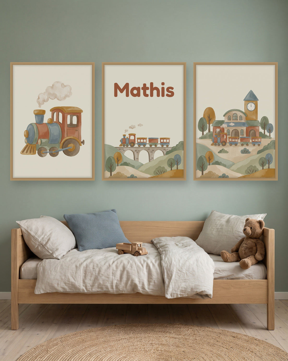 Lot de 3 affiches trains aquarelle encadré au-dessus d’un meuble, autre exemple de prénom