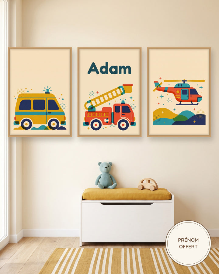 Lot de 3 affiches véhicules de secours rétro : les 3 affiches encadrées dans une chambre de garçon, exemple avec prénom