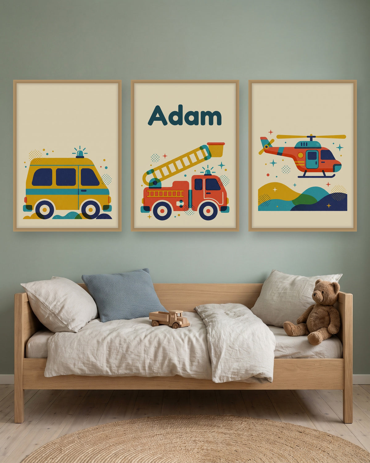 Lot de 3 affiches véhicules de secours rétro encadré au-dessus d’un meuble, autre exemple de prénom