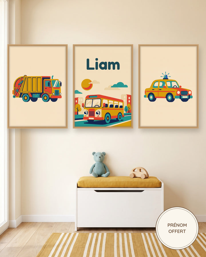 Lot de 3 affiches véhicules de la ville rétro : les 3 affiches encadrées dans une chambre de garçon, exemple avec prénom