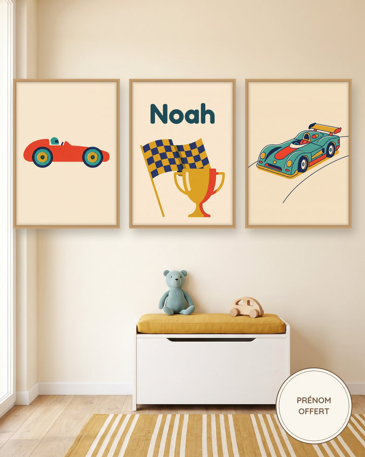 Lot de 3 affiches voitures de course rétro : les 3 affiches encadrées dans une chambre de garçon, exemple avec prénom