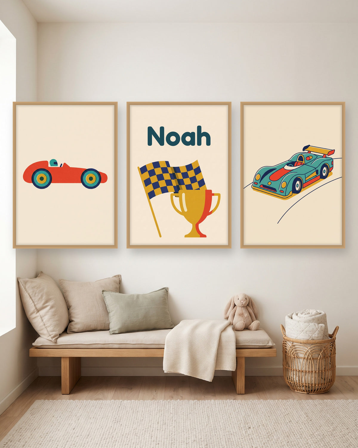 Lot de 3 affiches voitures de course rétro encadré au-dessus d’un meuble, autre exemple de prénom