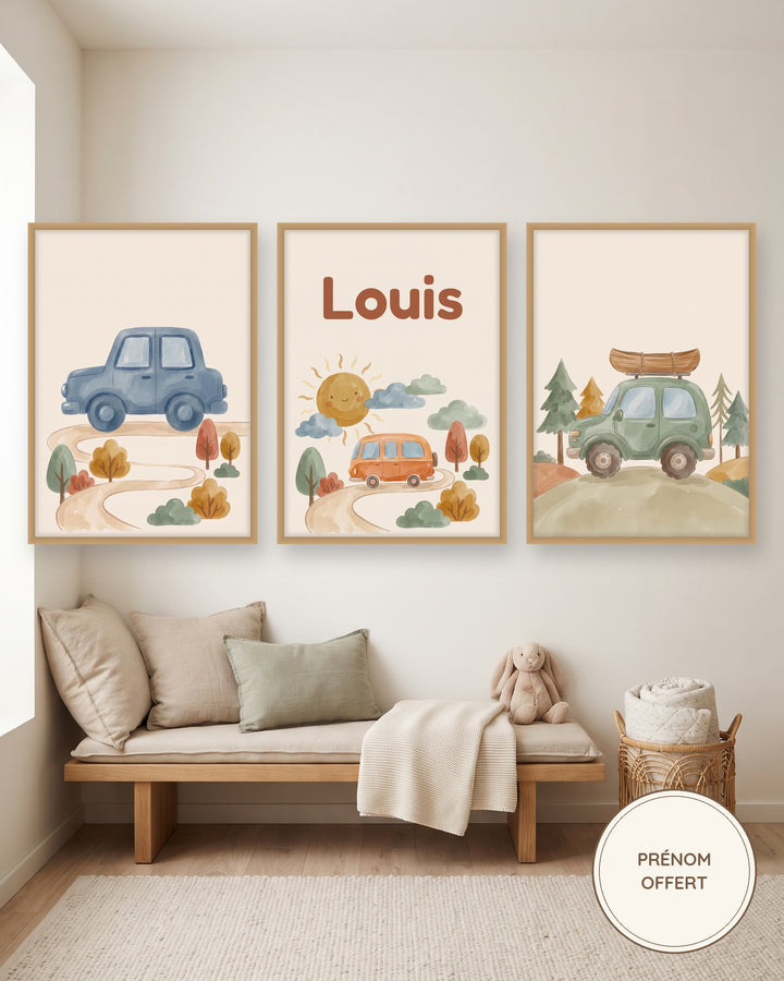 Lot de 3 affiches voitures vintage aquarelle : les 3 affiches encadrées dans une chambre de garçon, exemple avec prénom