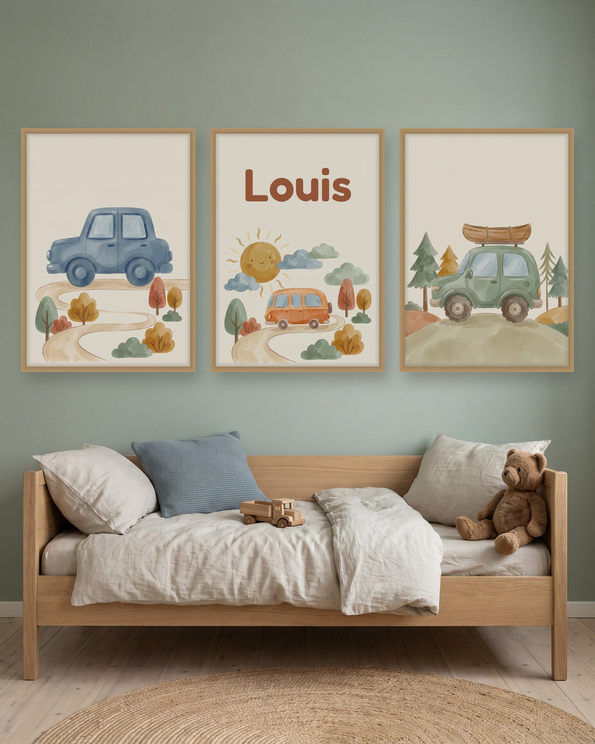 Lot de 3 affiches voitures vintage aquarelle encadré au-dessus d’un meuble, autre exemple de prénom