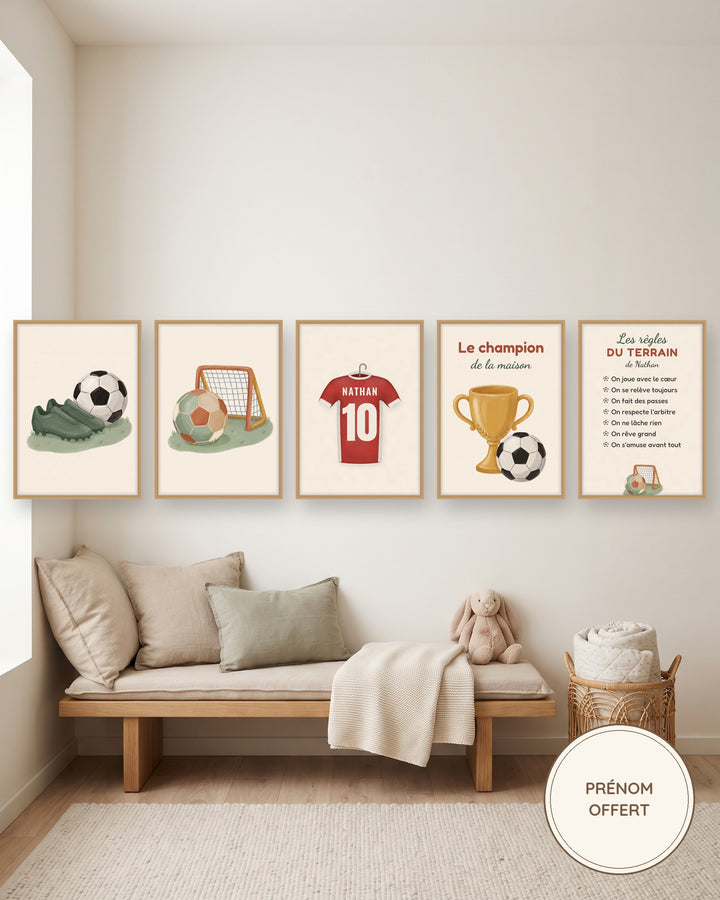 Lot de 5 affiches foot personnalisées, maillot, coupe et règles du terrain : les 5 affiches encadrées dans une chambre d’enfant, exemple personnalisé